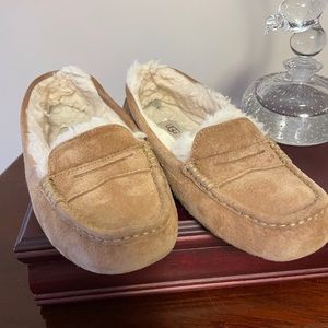 UGG Tan Suede Loafers S 7 Authentic!